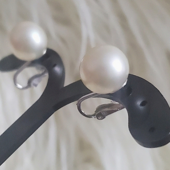 Trifari Silver Tone Stud Pearl Clip on Earrings. 🌴 - Picture 2 of 5